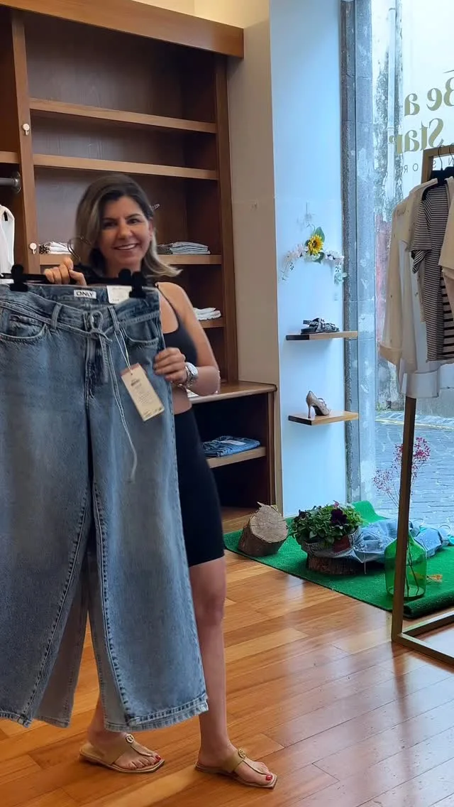 Estas jeans? Sim, são lindas. E o preço? Ainda melhor!
Vestem bem, combinam com tudo e é daquelas peças que usamos em qualquer ocasião ✨💙

🛍️Disponíveis na loja física e online!
-
-
#moda #fashion #outfit #ootd #reels #jeans #modafeminina